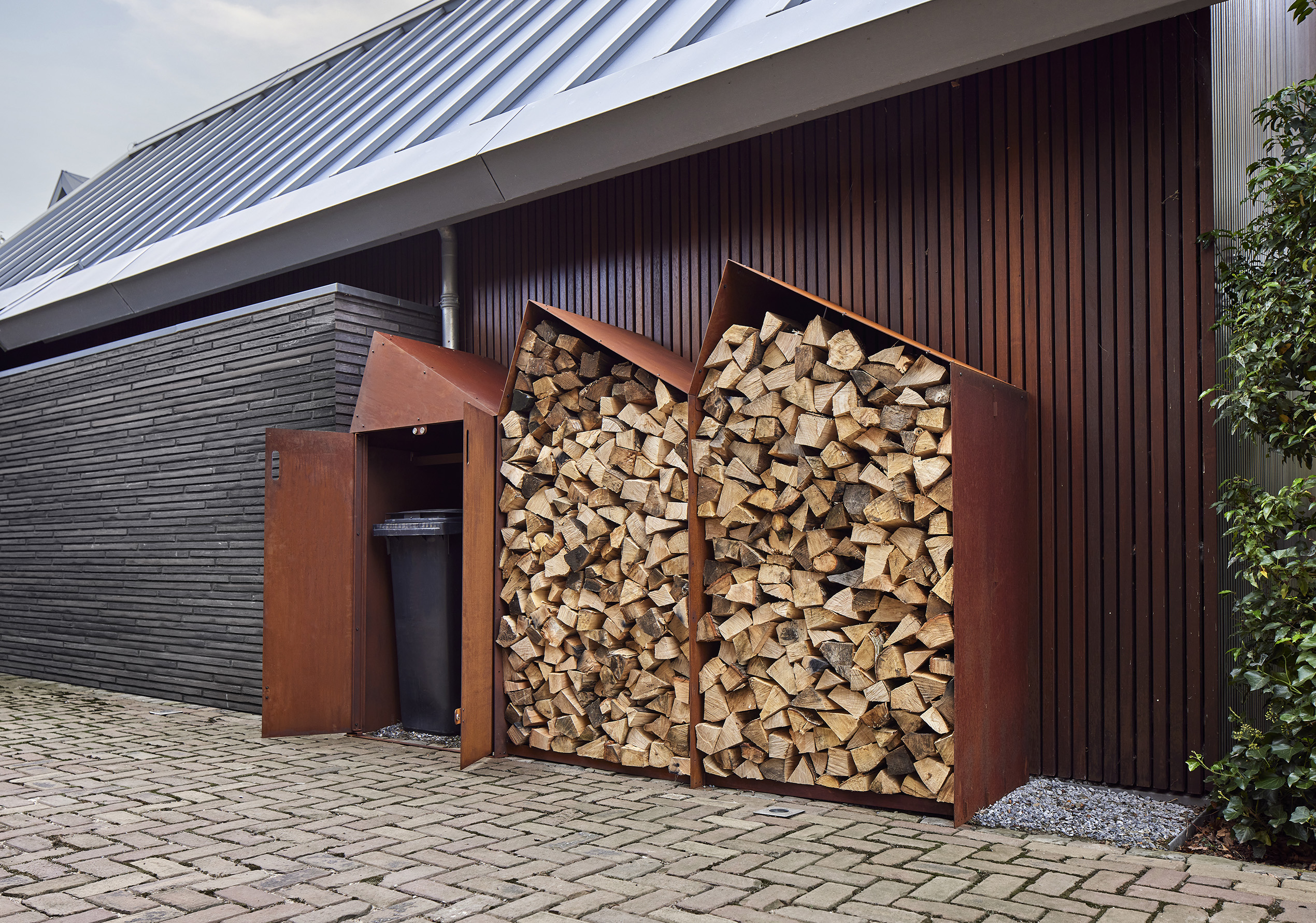 Holzlager Sheddak mit Türen